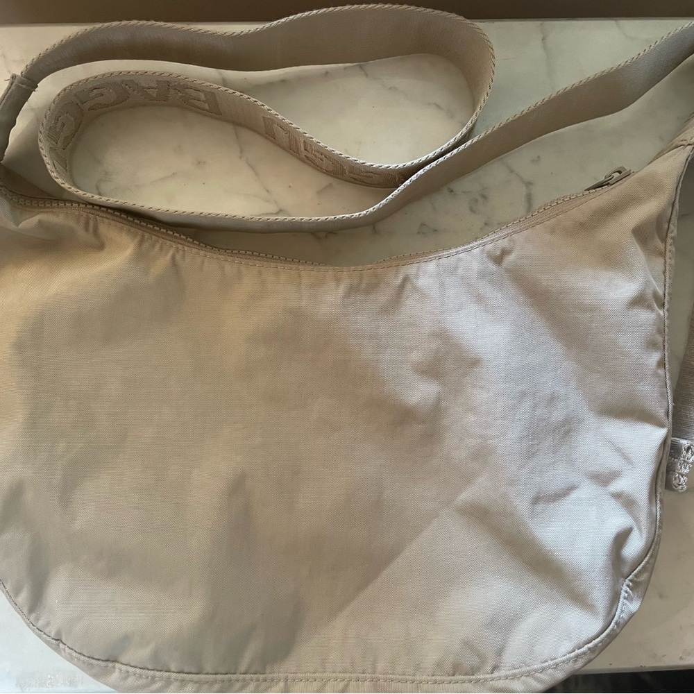 BAGGU “Dove” Medium Crescent Bag